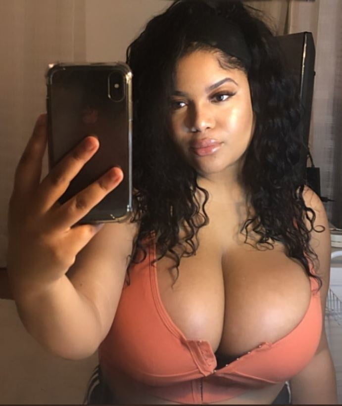 tits deep cleavage